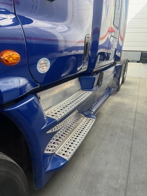2017 Freightliner Cascadia Evolution "i" Class 125 Deisel Sleeper _UNKNOWN_ Road Tractor | Iron Listing (4)
