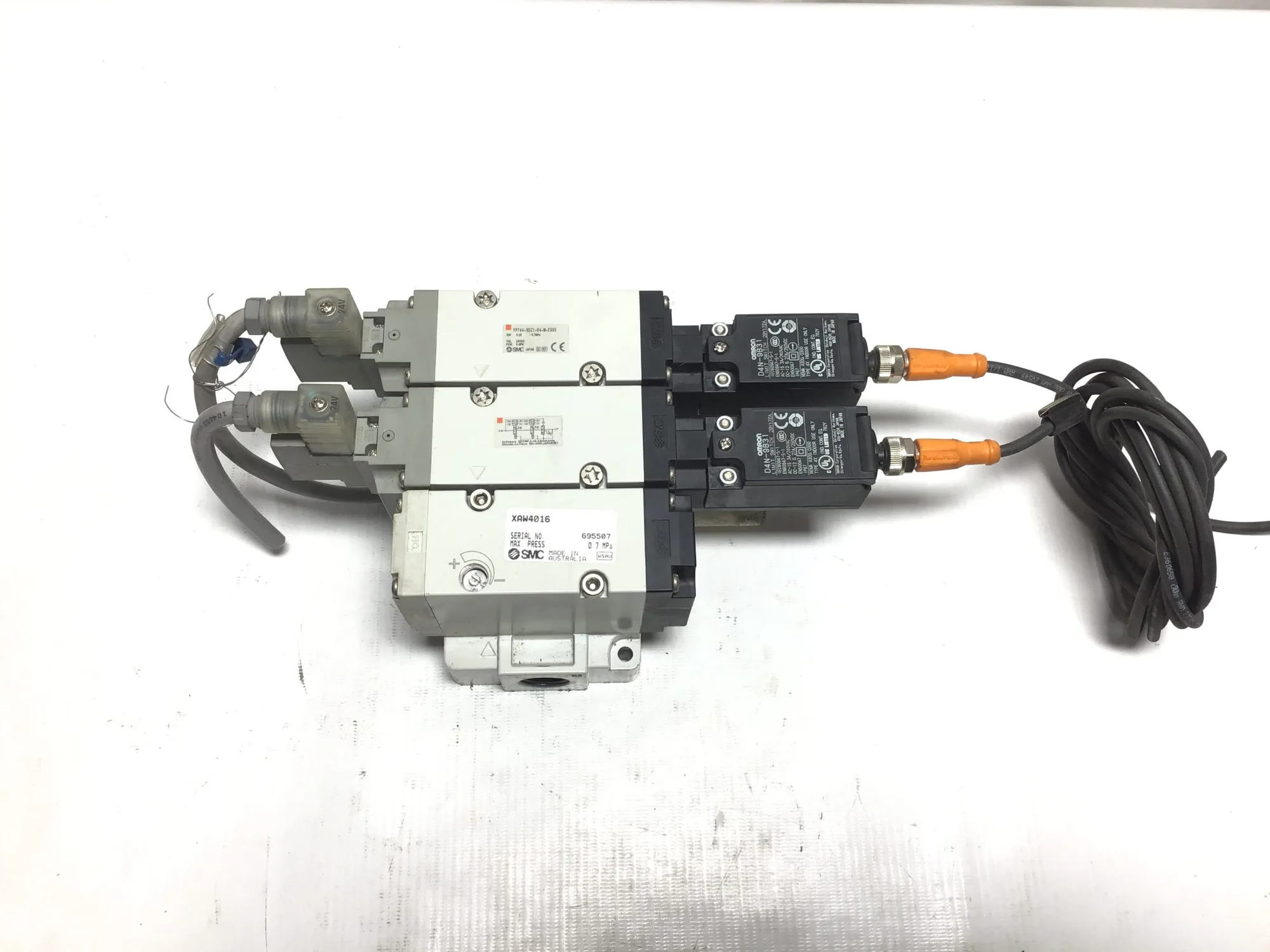 SMC XAW4016 Valve Bank Max Press 0.7MPa & Omron D4N-9B31 Limit Switch Type 4X