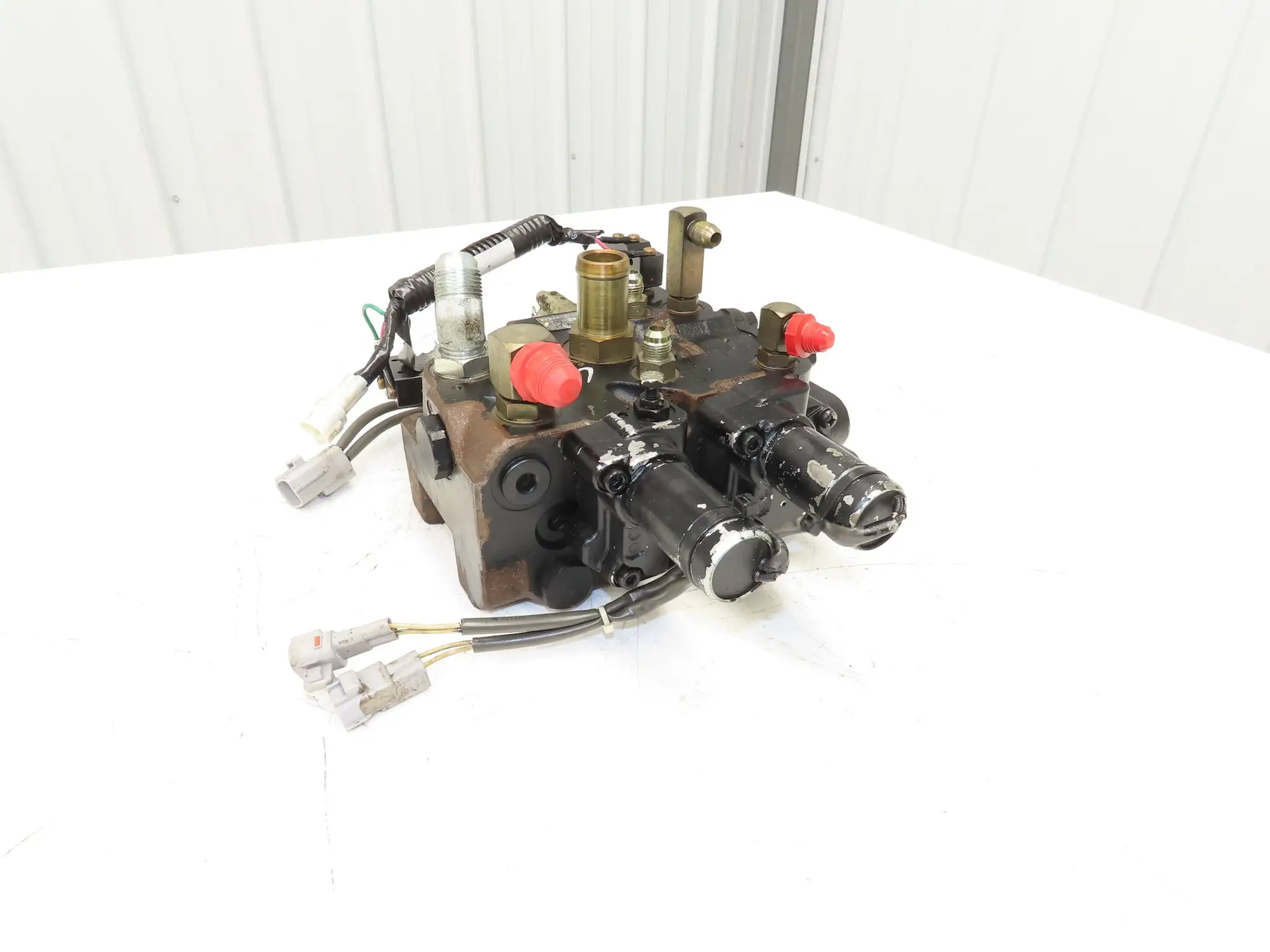 Toyota 67620-21440-71 Hydraulic 3-Spool Forklift Mast Control Valve From 7FBCU25