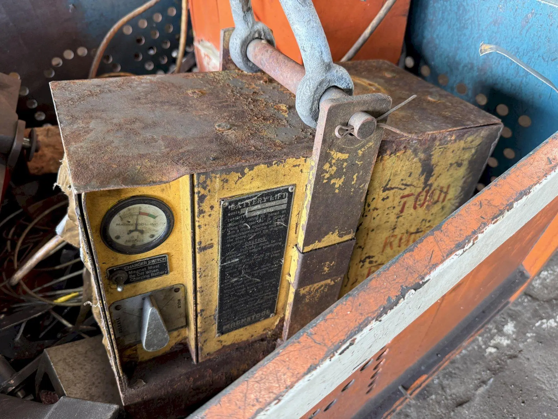 5,000 LBS BATTERY OPERATED CRANE LIFTING MAGNET:  YOBRO 23941