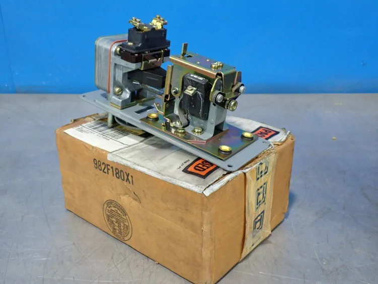 Used SQUARE D AT016 Relays & Switches Ohio US | HGR 24 #884194