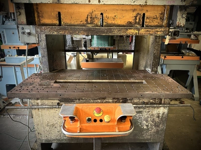 USED 1982 BLOW PRESSES BLOW GD60 PRESS