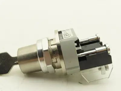 Allen Bradley 800T-H33B Cylinder Lock Selector Switch 2 Position Keyed Ser T