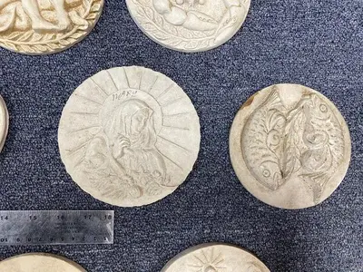 3364-700 DUPLICATING PLATES – 27 COMPOSITE HAND CARVED MEDALLIONS, JEWELRY