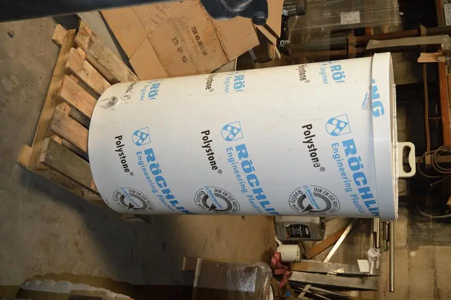 220 L Polypropylene Enclosed Tank