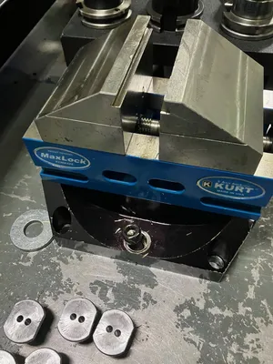 2015 HAAS UMC-750SS Vertical Machining Centers (5-Axis or More) | Machinery Network (9)