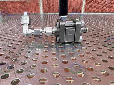 USED SWAGELOK SS-62TS4 STAINLESS STEEL BALL VALVE 1/4" THREADED FITTING, 2200 PSIG