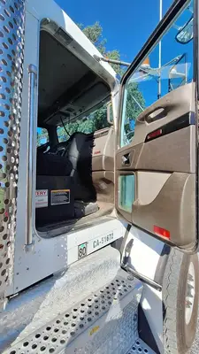 USED 2013 KENWORTH T800