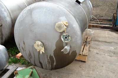 2,000L S/S Vertical Enclosed Tank