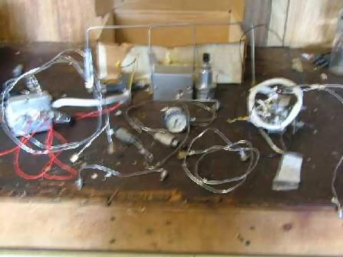 QTY. 1. HP 5880 AUXILIARY GAS SUPPLY PARTS....