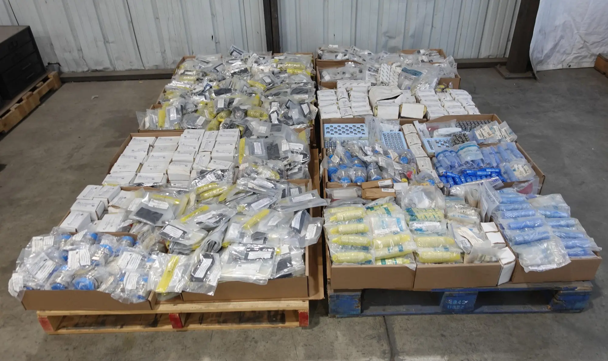 4 PALLETS OF ASSORTED ELECTRICAL PLUGS, FITTINGS, CONNECTORS, AND TERMINAL BLOCKS