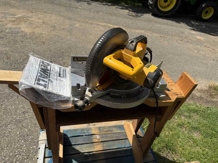 Used _UNKNOWN_ _UNKNOWN_ Miter Saws Michigan US | Miedema Asset Management Group #1279652