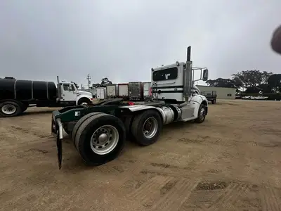 USED 2011 PETERBILT 384