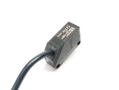 E3Z-D81 | Omron  Diffuse Reflective Built-In Amplifier Photoelectric Sensor - Used