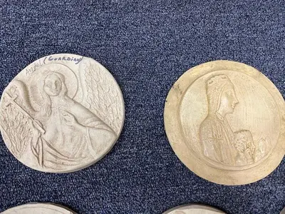 3364-700 DUPLICATING PLATES – 27 COMPOSITE HAND CARVED MEDALLIONS, JEWELRY