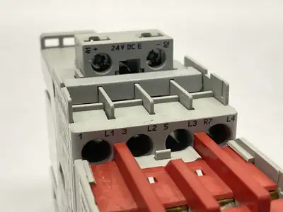 USED ALLEN-BRADLEY SER A SAFETY CONTACTOR 12A 600V 24VDC COIL