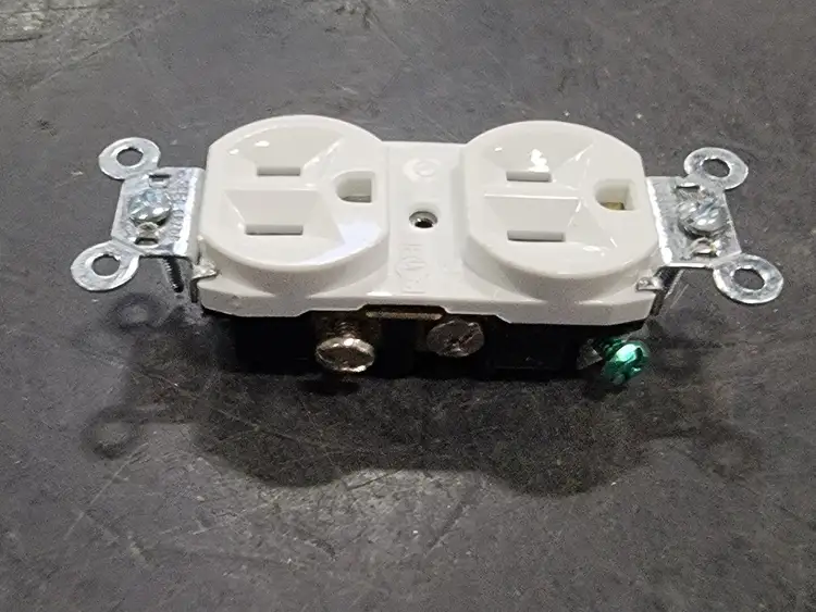 New | in-Stock PASS & SEYMOUR 5262-W Switchgears British Columbia CA | Lenmark #244589