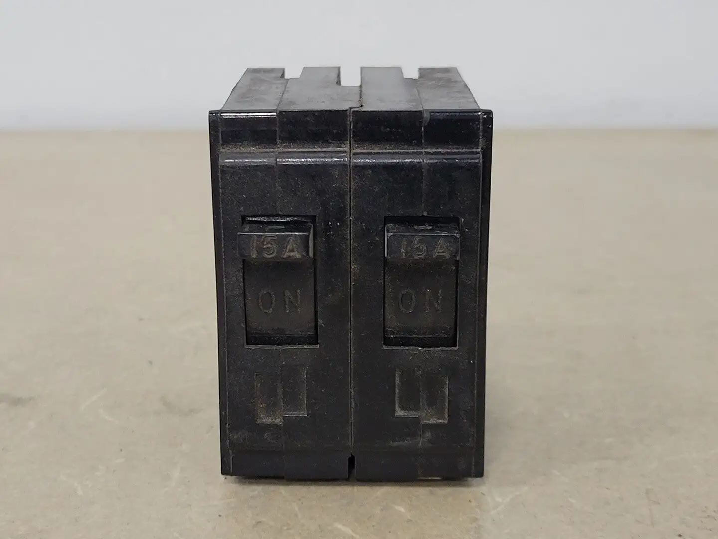 15 Amp, 2 Poles, 120/240 volts Circuit Breaker