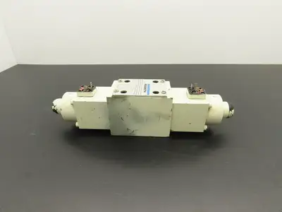 Mannesmann Rexroth 4WRA 10 W40-12/24NZ4/M-993-X Hydraulic Solenoid Valve 24VDC