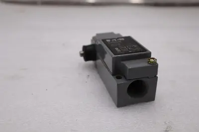 NEW OPEN BOX Eaton E50SB Limit Switch Body Double Pole STK K2113CC 782113290683