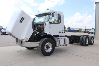 Used 2019 VOLVO VHD104B200 Cab Chassis trucks Texas US | Roll Off Truck World #1492007