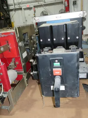 LOT OF 3 CIRCUIT BREAKERS