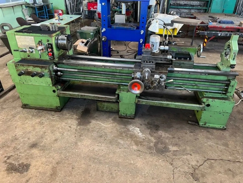 ZMM Centre Lathe, in very good used condition, visible under power