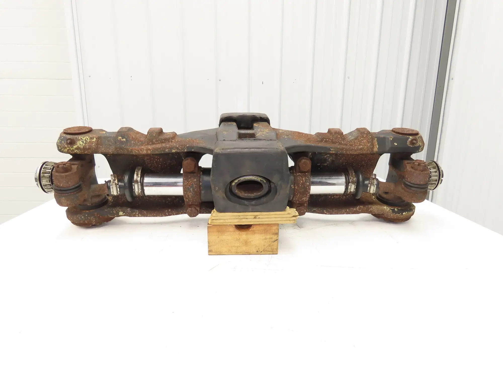 Hyster E60Z-33 Electric Forklift Rear Axle Dual Hydraulic Steering Assembly