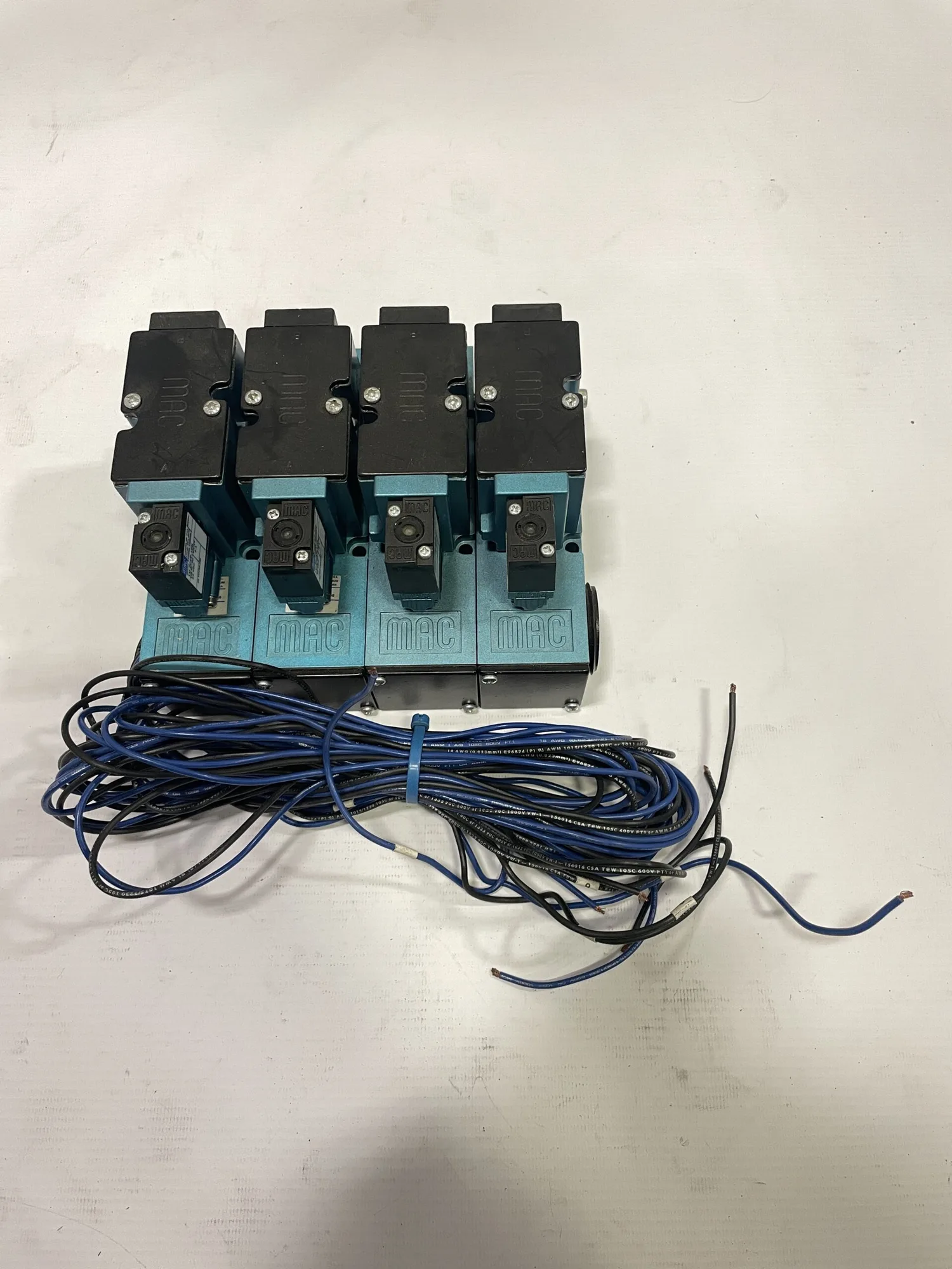 MAC 82A-AD-BKA-TU-DFF6-1DK 4-Valve Directional Control Valve Manifold 24V 150PSI