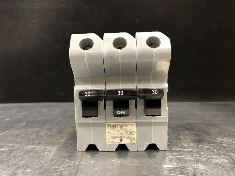 Used FEDERAL PIONEER NBH330 Switchgears British Columbia CA | Lenmark #244017