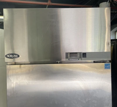 174-0027 Norlake NR241SSS/0 27 1/2" 1 Door Reach In Self Contained Cooler