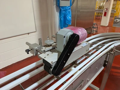 Universal Top and Bottom Label Applicator with Top-and-Bottom Transport Conveyor