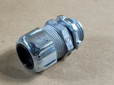 NEW THOMAS & BETTS 2523