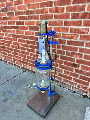 USED CHINA 5 LITER JACKETED GLASS REACTOR W/ CHINA OVERHEAD STIRRER