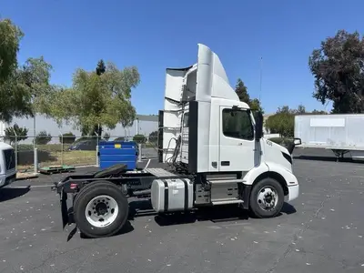USED 2022 VOLVO VNR42T300