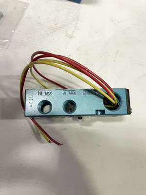 MAC 82A-0A-BAA Pneumatic 4-Way Directional Solenoid Valve Manifold/Base