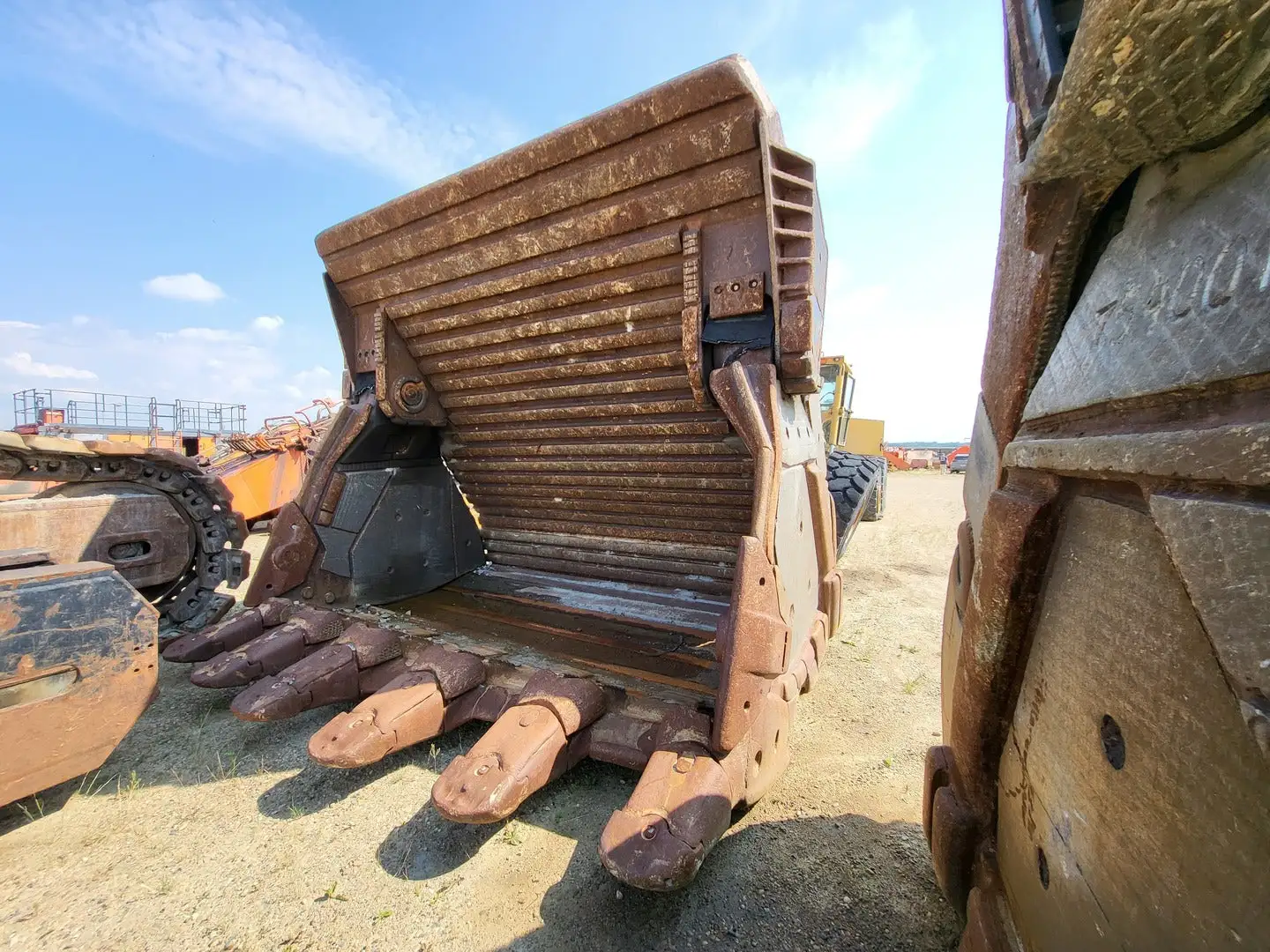EX3600-5 FS Bucket - 147" Wide