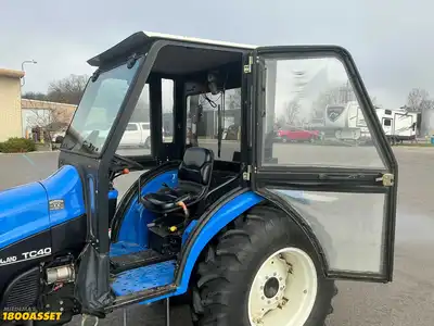 USED 2002 NEW HOLLAND TC40 TRACTOR