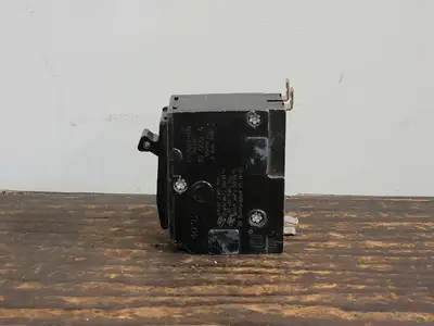 NEW SQUARE D QOB215