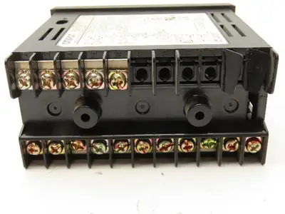 Omron E5EZ-Q3H Digital Temperature Controller 100-240V 2A
