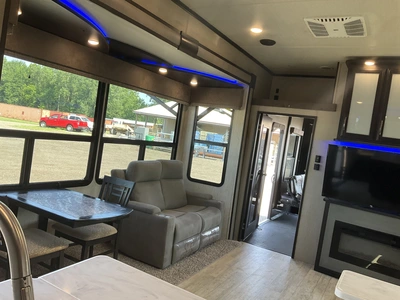 Used 2018 MOMENTUM 395M Campers, Caravans, Motorhomes Michigan US | Miedema Asset Management Group #1334425