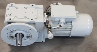 NEW LENZE GKS05-3MVAK-071C42 BEVEL GEARMOTOR MDEMARS071-42