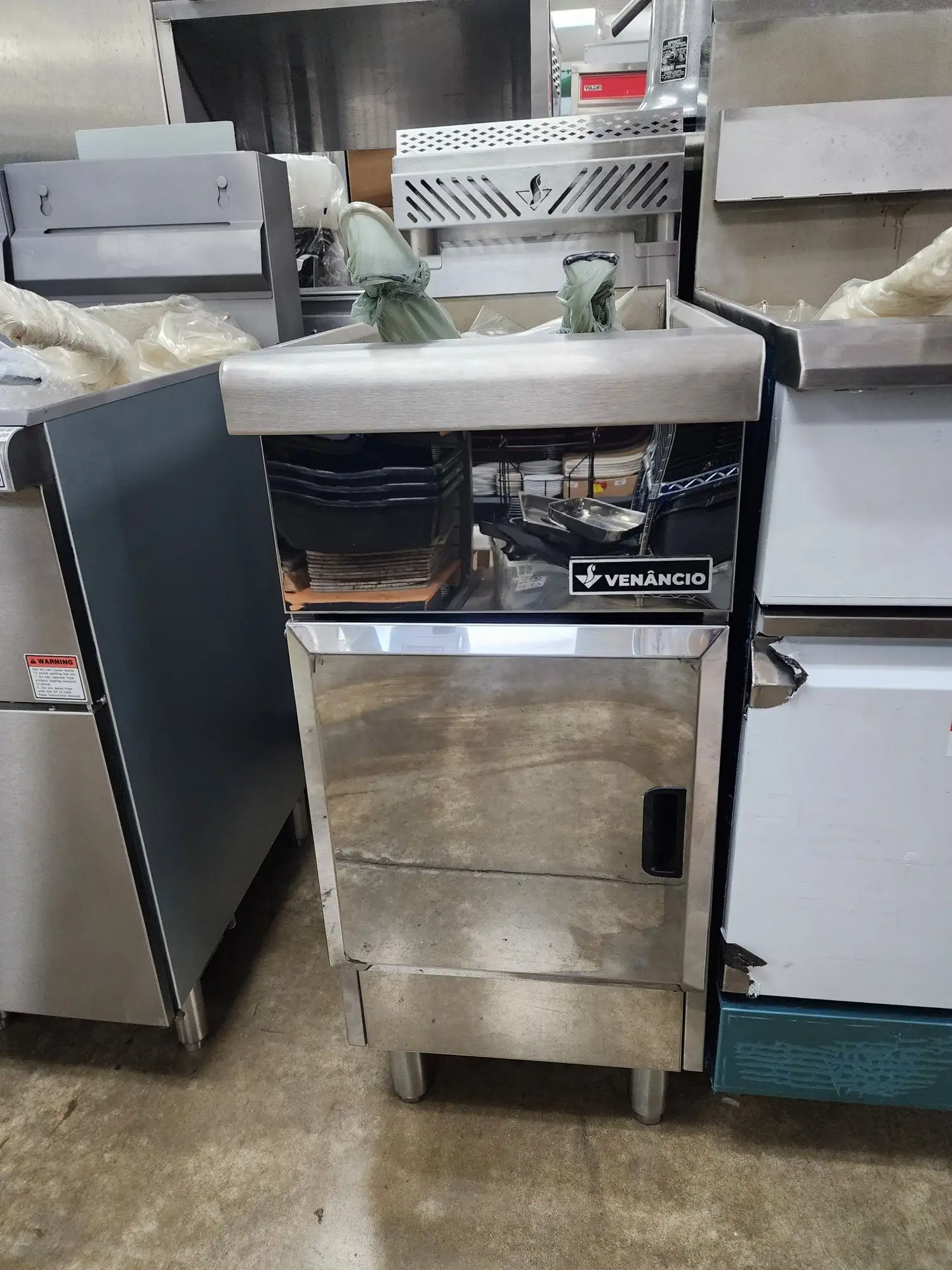 New | in-Stock Venancio New Venancio RFB40G-CB - Prime Restaurant Series Floor Fryer 40lb - Natural Gas/LP on Legs Cookers / Coolers / Fryers Illinois US | Falcon Restaurant Supply #1376698