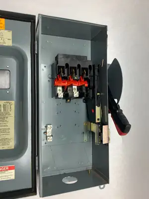 USED SQUARE D HEAVY DUTY SAFETY DISCONNECT SWITCH