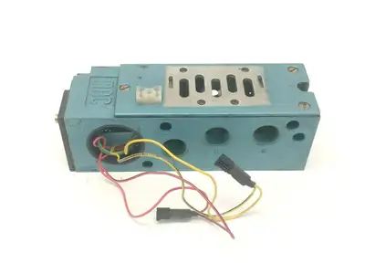 MM-P2A-231D | MAC Valves  Manifold Base 1/2" NPTF - Used