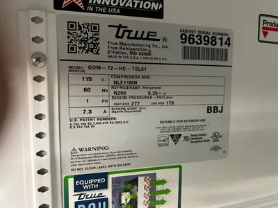 167-0526 True GDM-72-HC-TSL01 78" 3 Glass Door Self Contained Cooler