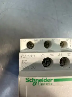 Schneider Electric Cad32BD Contactor Relay 24VDC (4.2.5)