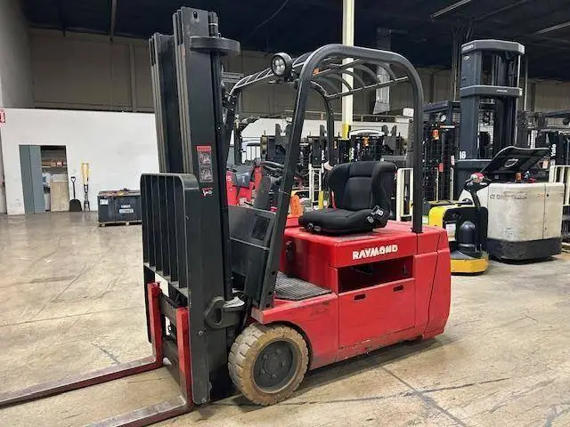 Used RAYMOND 445C35TT 3-Wheel Sit down Electric Counterbalance Forklifts Illinois US | Somerset Equipment Sales #1546174