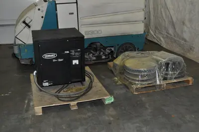 USED TENNANT 8300