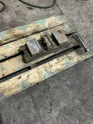6" LOCKWELL MODEL TLD-60 DOUBLE CLAMP VISE, WITH ANTI-LIFT MECHANISM: YOBRO #25059